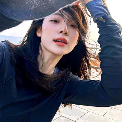 小鬼头上的女人